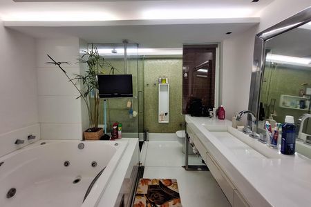 Apartamento à venda com 300m², 4 quartos e 2 vagas Apartamento à venda com 300m², 4 quartos e 2 vagasBanheiro da Suíte