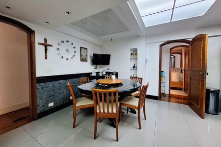 Apartamento à venda com 300m², 4 quartos e 2 vagas Apartamento à venda com 300m², 4 quartos e 2 vagasCozinha