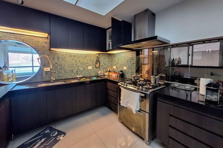 Apartamento à venda com 300m², 4 quartos e 2 vagas Apartamento à venda com 300m², 4 quartos e 2 vagasCozinha