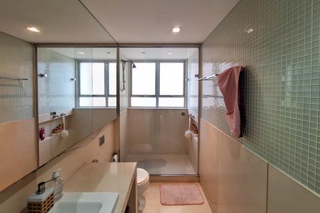 Apartamento à venda com 300m², 4 quartos e 2 vagas Apartamento à venda com 300m², 4 quartos e 2 vagasBanheiro 1