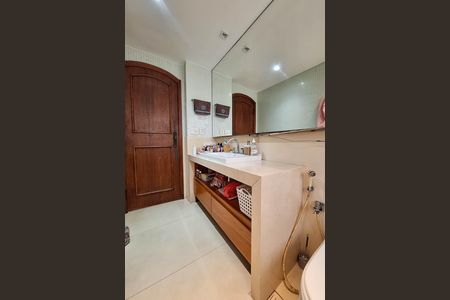 Apartamento à venda com 300m², 4 quartos e 2 vagas Apartamento à venda com 300m², 4 quartos e 2 vagasBanheiro 1