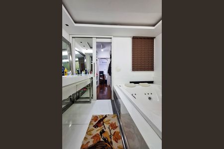 Apartamento à venda com 300m², 4 quartos e 2 vagas Apartamento à venda com 300m², 4 quartos e 2 vagasBanheiro da Suíte