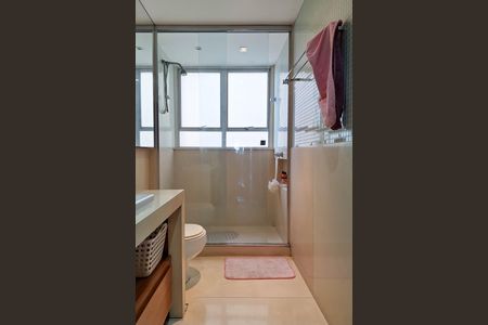 Apartamento à venda com 300m², 4 quartos e 2 vagas Apartamento à venda com 300m², 4 quartos e 2 vagasBanheiro 1