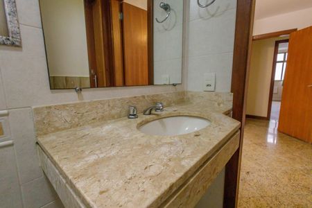 Apartamento à venda com 310m², 5 quartos e 3 vagas Apartamento à venda com 310m², 5 quartos e 3 vagasBanheiro da Suíte 4