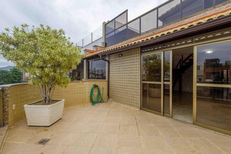 Apartamento à venda com 310m², 5 quartos e 3 vagas Apartamento à venda com 310m², 5 quartos e 3 vagasVaranda