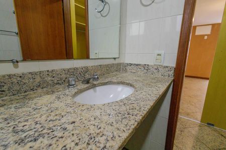 Apartamento à venda com 310m², 5 quartos e 3 vagas Apartamento à venda com 310m², 5 quartos e 3 vagasBanheiro da Suíte 2