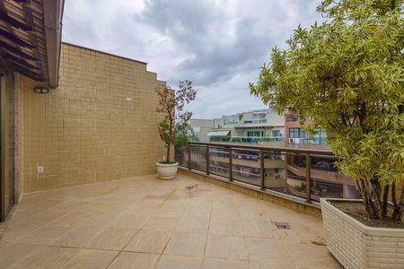 Apartamento à venda com 310m², 5 quartos e 3 vagas Apartamento à venda com 310m², 5 quartos e 3 vagasVaranda