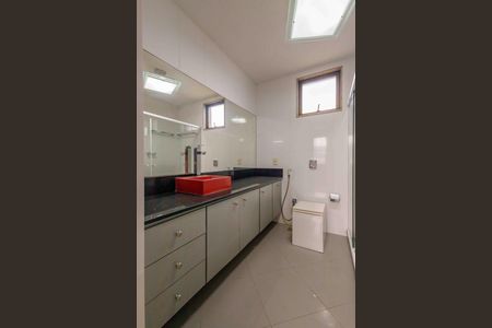 Apartamento à venda com 310m², 5 quartos e 3 vagas Apartamento à venda com 310m², 5 quartos e 3 vagasBanheiro da Suíte 1