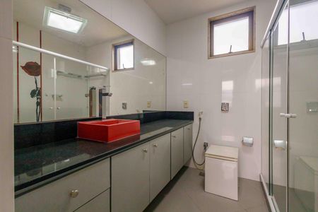 Apartamento à venda com 310m², 5 quartos e 3 vagas Apartamento à venda com 310m², 5 quartos e 3 vagasBanheiro da Suíte 1