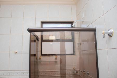 Casa à venda com 704m², 4 quartos e 5 vagas Casa à venda com 704m², 4 quartos e 5 vagasBanheiro 2