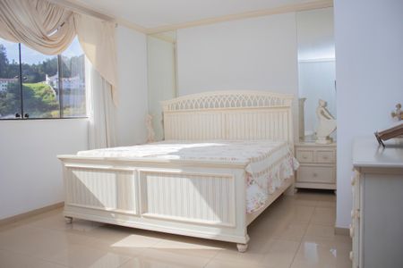 Casa à venda com 704m², 4 quartos e 5 vagas Casa à venda com 704m², 4 quartos e 5 vagasSuíte