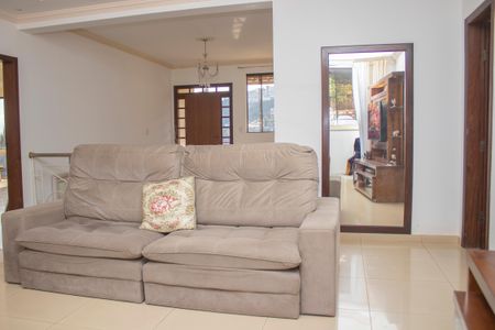 Casa à venda com 704m², 4 quartos e 5 vagas Casa à venda com 704m², 4 quartos e 5 vagasSala