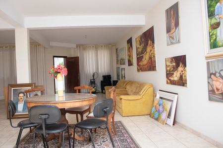 Casa à venda com 704m², 4 quartos e 5 vagas Casa à venda com 704m², 4 quartos e 5 vagasSala