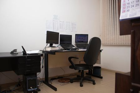 Casa à venda com 704m², 4 quartos e 5 vagas Casa à venda com 704m², 4 quartos e 5 vagasEscritório