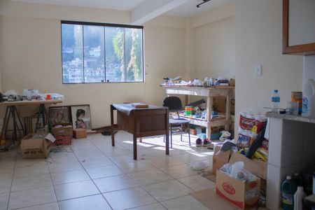 Casa à venda com 704m², 4 quartos e 5 vagas Casa à venda com 704m², 4 quartos e 5 vagasSala