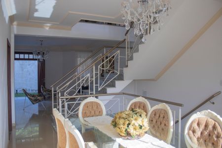 Casa à venda com 704m², 4 quartos e 5 vagas Casa à venda com 704m², 4 quartos e 5 vagasSala