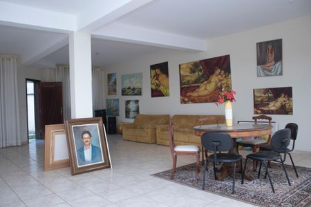 Casa à venda com 704m², 4 quartos e 5 vagas Casa à venda com 704m², 4 quartos e 5 vagasSala