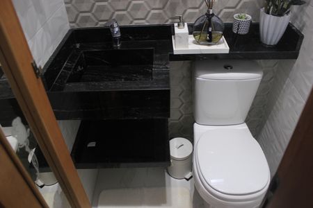 Casa de condomínio à venda com 166m², 3 quartos e 3 vagasLavabo