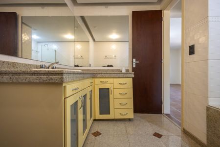 Apartamento à venda com 250m², 4 quartos e 3 vagasBanheiro 2
