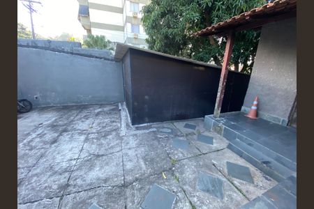 Casa à venda com 350m², 4 quartos e 10 vagas Casa à venda com 350m², 4 quartos e 10 vagasQuintal - Entrada