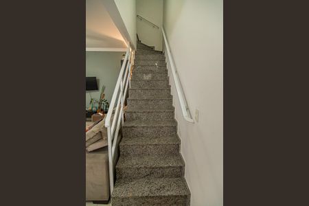 Casa de condomínio à venda com 172m², 3 quartos e 3 vagas Casa de condomínio à venda com 172m², 3 quartos e 3 vagasCorredor - Escada