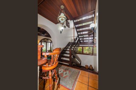 Casa à venda com 430m², 3 quartos e 2 vagas Casa à venda com 430m², 3 quartos e 2 vagasEscada