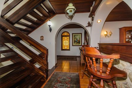 Casa à venda com 430m², 3 quartos e 2 vagas Casa à venda com 430m², 3 quartos e 2 vagasEscada