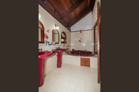 Casa à venda com 430m², 3 quartos e 2 vagas Casa à venda com 430m², 3 quartos e 2 vagasBanheiro da Suíte