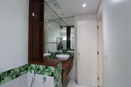 Apartamento para alugar com 196m², 4 quartos e 2 vagas Apartamento para alugar com 196m², 4 quartos e 2 vagasBanheiro Suíte 2