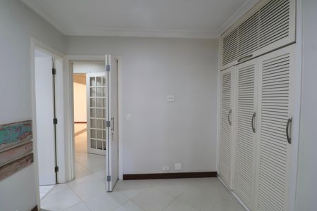 Apartamento para alugar com 196m², 4 quartos e 2 vagas Apartamento para alugar com 196m², 4 quartos e 2 vagas Suíte 2