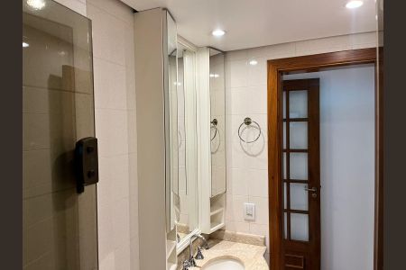 Apartamento à venda com 110m², 4 quartos e 2 vagas Apartamento à venda com 110m², 4 quartos e 2 vagasBanheiro Social