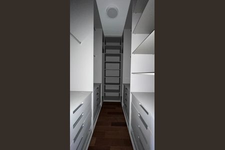 Apartamento à venda com 337m², 4 quartos e 4 vagas Apartamento à venda com 337m², 4 quartos e 4 vagasCloset do quarto 2