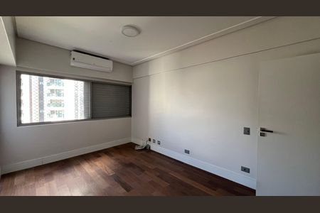 Apartamento à venda com 337m², 4 quartos e 4 vagas Apartamento à venda com 337m², 4 quartos e 4 vagasQuarto 1