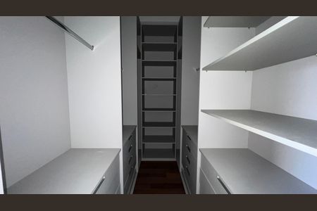 Apartamento à venda com 337m², 4 quartos e 4 vagas Apartamento à venda com 337m², 4 quartos e 4 vagasCloset do quarto 2