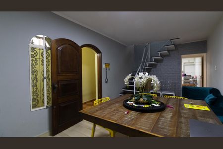 Casa à venda com 240m², 2 quartos e 2 vagas Casa à venda com 240m², 2 quartos e 2 vagasSala