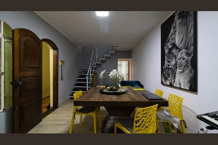 Casa à venda com 240m², 2 quartos e 2 vagas Casa à venda com 240m², 2 quartos e 2 vagasSala