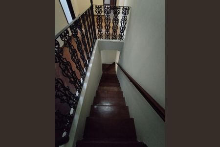 Casa à venda com 312m², 6 quartos e 3 vagas Casa à venda com 312m², 6 quartos e 3 vagasEscada para os quartos