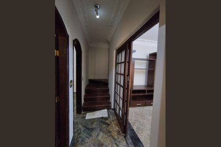Casa à venda com 312m², 6 quartos e 3 vagas Casa à venda com 312m², 6 quartos e 3 vagasCorredor