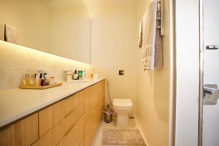 Apartamento à venda com 152m², 3 quartos e 1 vaga Apartamento à venda com 152m², 3 quartos e 1 vagaBanheiro do Quarto 01