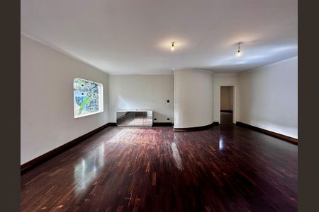 Casa à venda com 463m², 4 quartos e 6 vagasSala