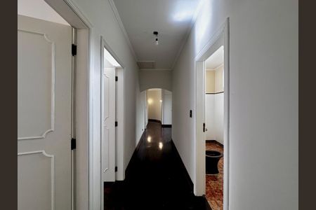 Casa à venda com 463m², 4 quartos e 6 vagasCorredor Quartos