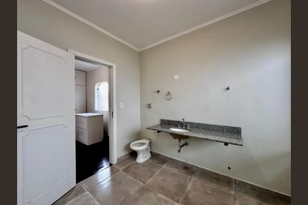 Casa à venda com 463m², 4 quartos e 6 vagasBanheiro Suíte 2