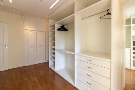 Apartamento à venda com 148m², 2 quartos e 3 vagas Apartamento à venda com 148m², 2 quartos e 3 vagasCloset da suíte 2