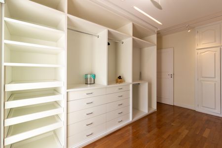 Apartamento à venda com 148m², 2 quartos e 3 vagas Apartamento à venda com 148m², 2 quartos e 3 vagasCloset da suíte 2