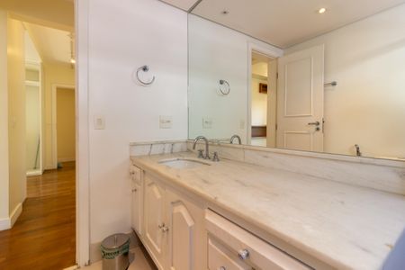 Apartamento à venda com 148m², 2 quartos e 3 vagas Apartamento à venda com 148m², 2 quartos e 3 vagasBanheiro 1 da Suíte 2