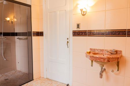 Casa à venda com 200m², 3 quartos e 2 vagasBanheiro