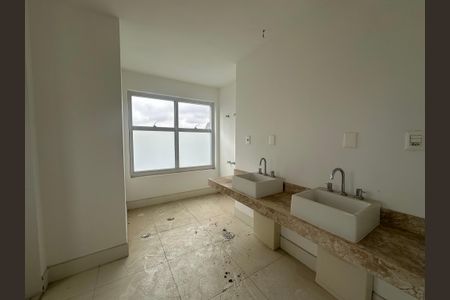 Apartamento à venda com 338m², 4 quartos e 4 vagasBanheiro da Suite Master