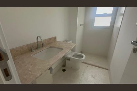 Apartamento à venda com 338m², 4 quartos e 4 vagasBanheiro da Suíte 2