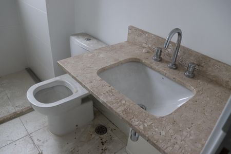 Apartamento à venda com 338m², 4 quartos e 4 vagasBanheiro da Suíte 1