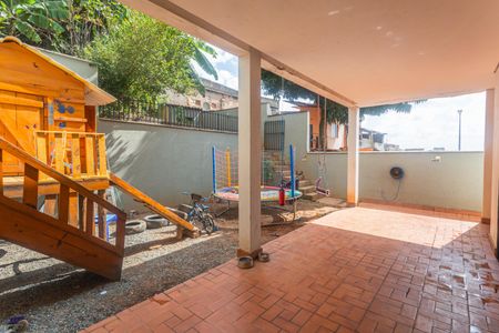 Casa à venda com 192m², 5 quartos e 3 vagas Casa à venda com 192m², 5 quartos e 3 vagasQuintal